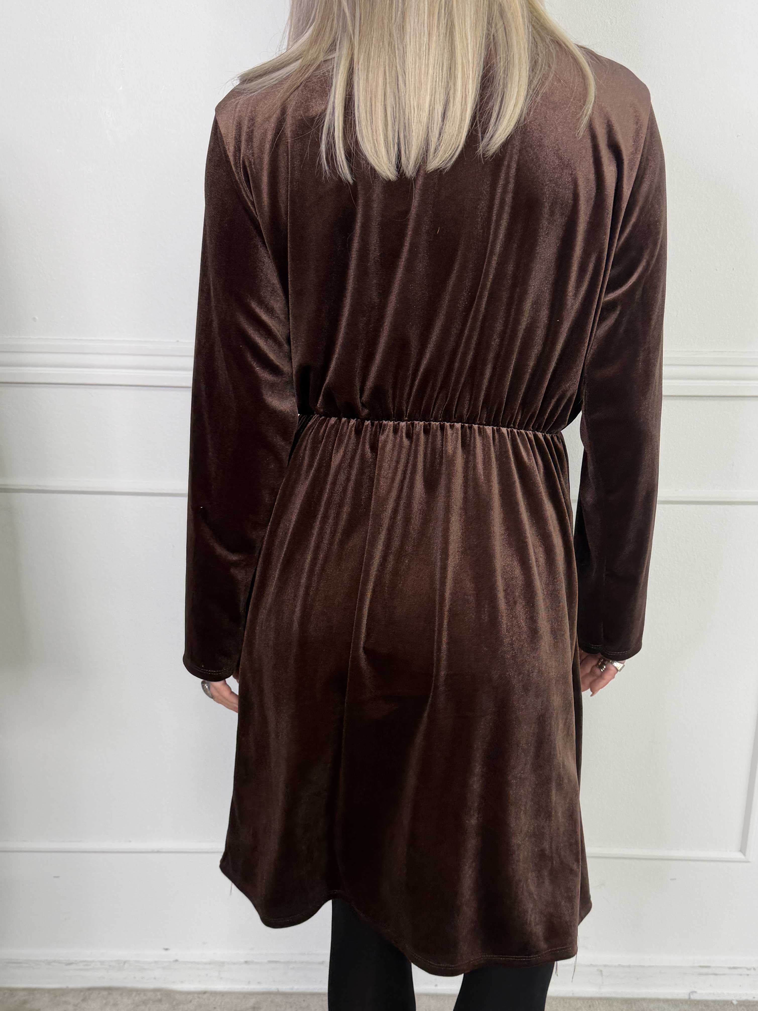 Sinda - Velourkjole med slå-om effekt og spænde